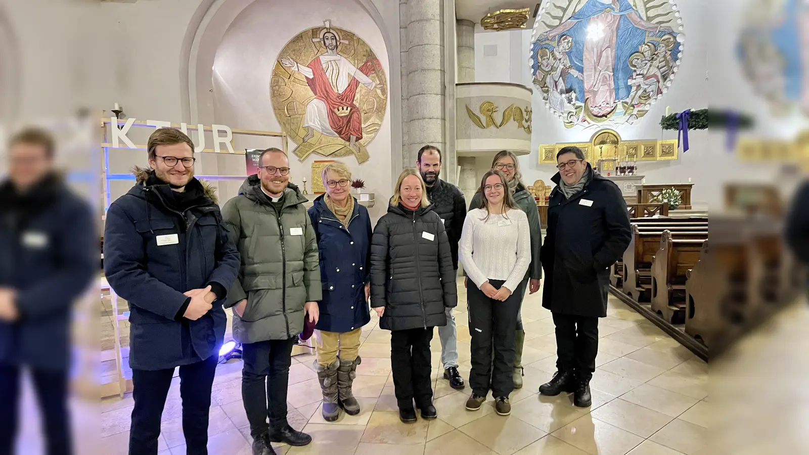 Gemeinsam für den Pasinger Pfarrverband (von links): Christian Greil, Pfarrer Alois Emslander, Irmgard Götz, Barbara und Michael Schärtl, Katharina Krebs, Agnes Huber und Verwaltungsleiter Johannes Stoeber vor der Erinnerungsmanufaktur in Maria Schutz. (Foto: Ulrike Seiffert)