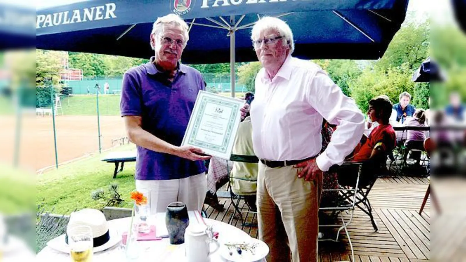 Jürgen Udert überreicht Dieter Pallawiks die bronzene Ehrennadel mit Urkunde des BTV.	 (Foto: Privat)