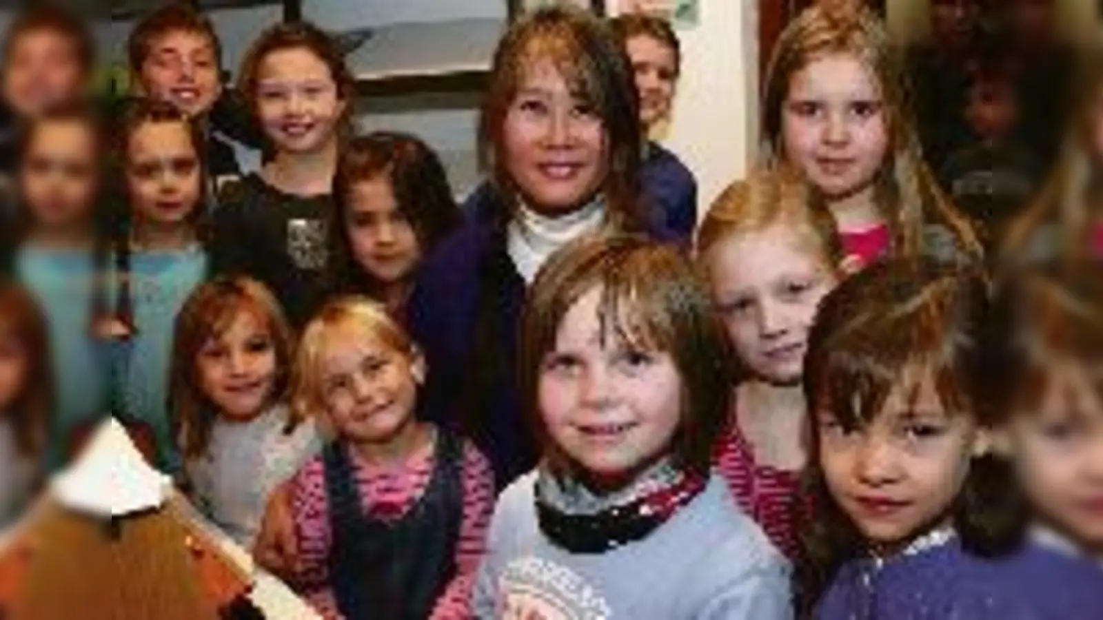 Singen für mehr Lebensfreude: Seit November gibt es den neuen Kinderchor der katholischen Pfarrei »Sankt Peter und Paul« in Aschheim. 15 Nachwuchstalente singen bei Chorleiterin Kiwha Kim.  (Foto: ko)
