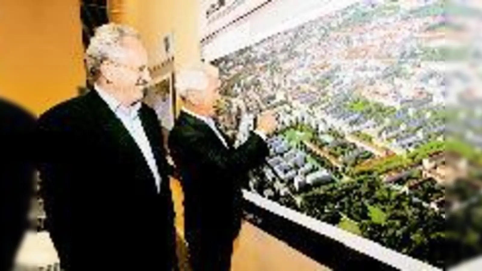 Günter Büschl erklärte OB Christian Ude die Pläne für den Agfa-Park, der an der Tegernseer Landstraße entsteht.  (Foto: Schunk)