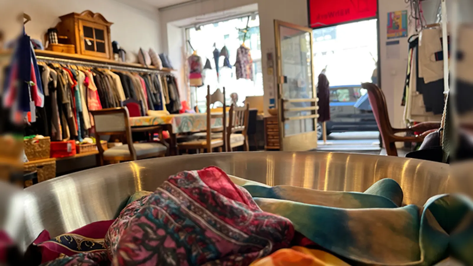 Im NähWerk kann man nicht nur Secondhand-Damenmode und Unikate aus der Werkstatt kaufen, sondern auch gemütlich einen Kaffee trinken und kleine Speisen essen.  (Foto: NähWerk)