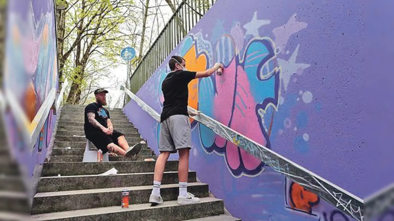 Jugendliche verschönern gemeinsam mit Graffiti-Spryern des Künstlerkollektivs »Der Blaue Vogel« die Unterführung am lehrer-Götz-Weg. 	 (Foto: Benjamin Ganzenmüller / MGS)