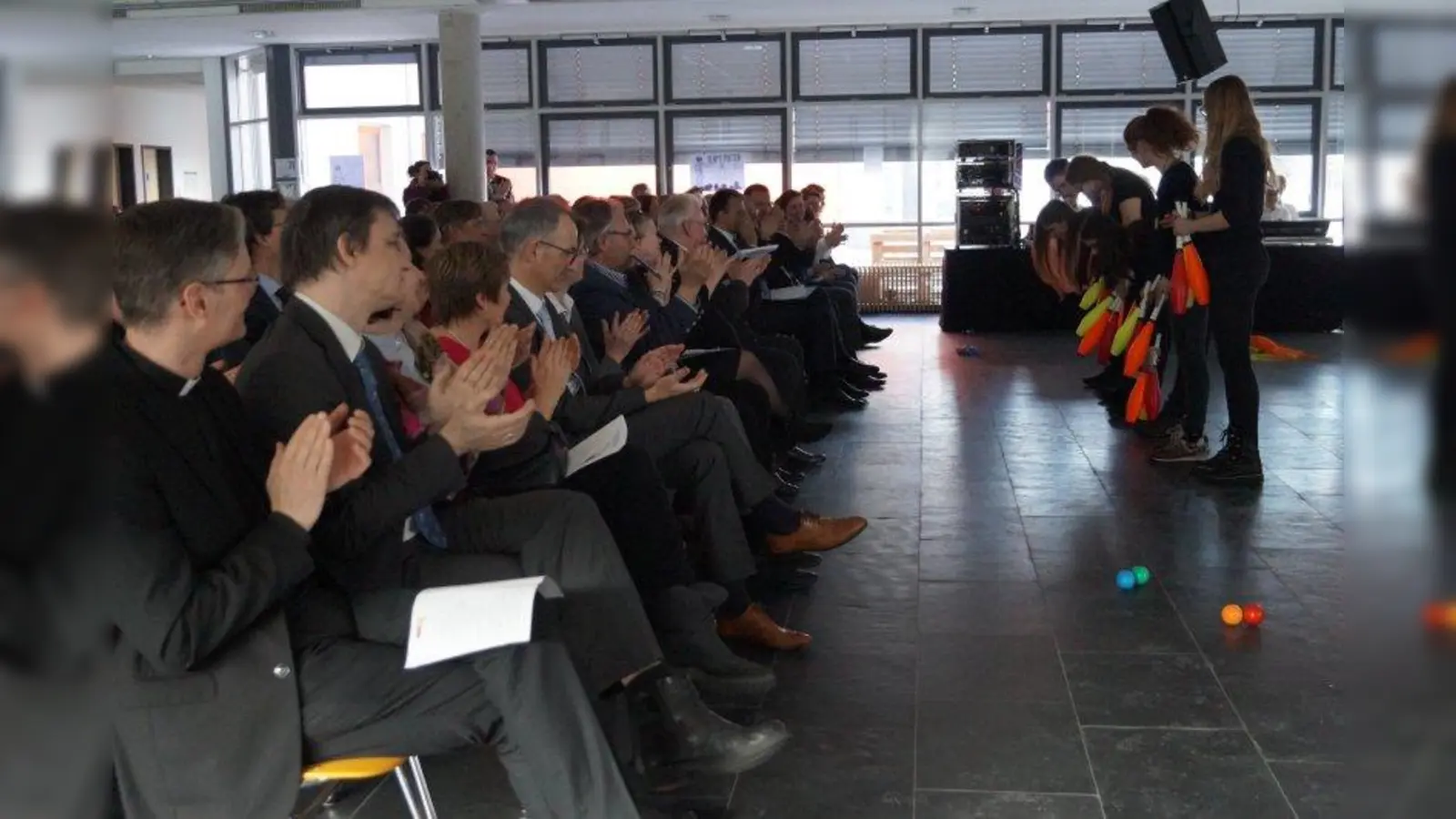 Viel Applaus gab es von den Ehrengästen für die gelungenen Jongliereinlagen der AG Bewegungskünste. (Foto: pst)