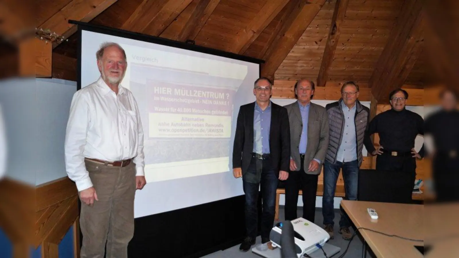 Michael Muther (von links) setzt sich gemeinsam mit Michael Sturm und den Vertretern der Bürgerinitiative Hans Striedinger, Anton Quanz und Gerd Pfister gegen eine Müllumladestation bei Hochstadt ein. (Foto: pst)