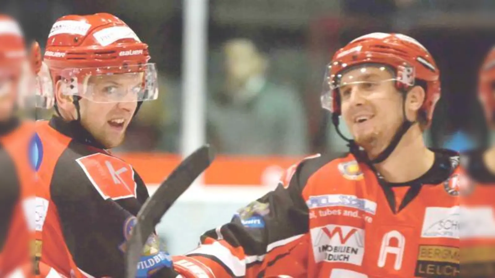 EHC-Kapitän Gert Acker (l.) und sein »Vertreter« Dominik  (Foto: Ihr Team muss zum Auftakt der Punkterunde gegen starke Gegner ran.	smg/Nicky Alexander)