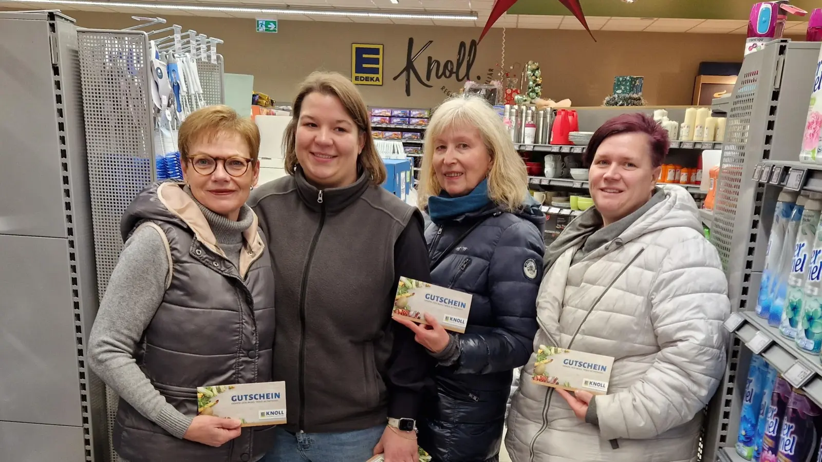 Vier glückliche Gewinnerinnen holten sich ihre Gutscheine direkt bei EDEKA Knoll ab. (Foto: ek)