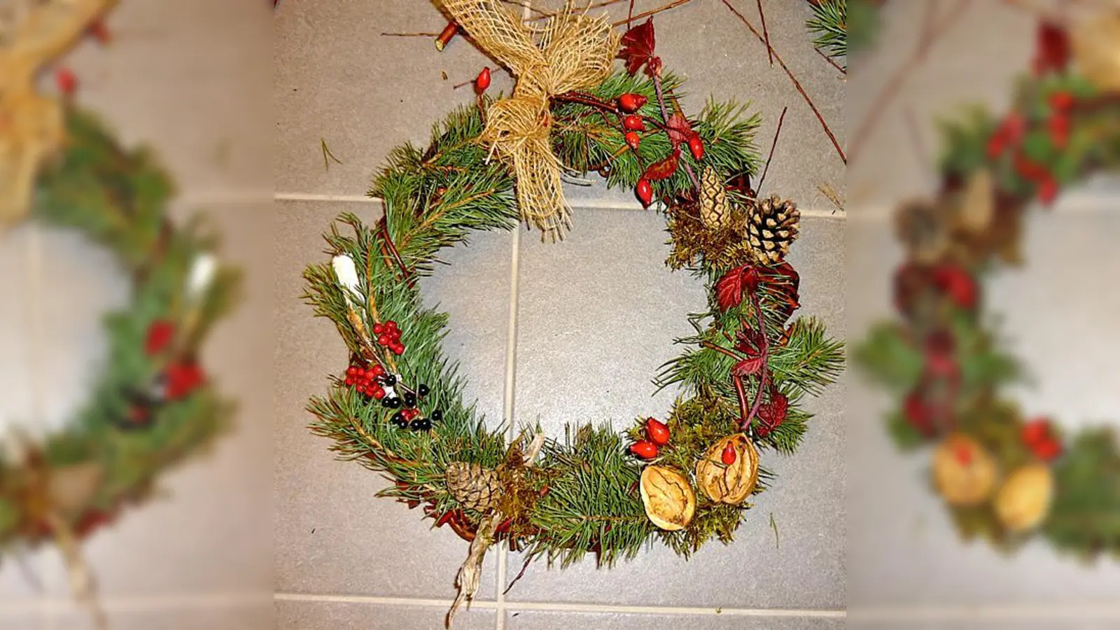 Selbst gemacht macht der Kranz noch mehr Freude, Dekoartikel muss man mitbringen.	 (Foto: VA)