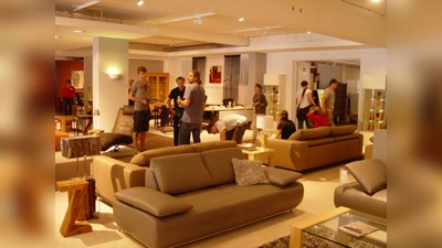 Dreharbeiten in der Möbelausstellung: Die Geschäftsräume von Möbel KESER sind Schauplatz von Szenen in der neuen Staffel der Krimiserie „K11”. (Foto: privat)