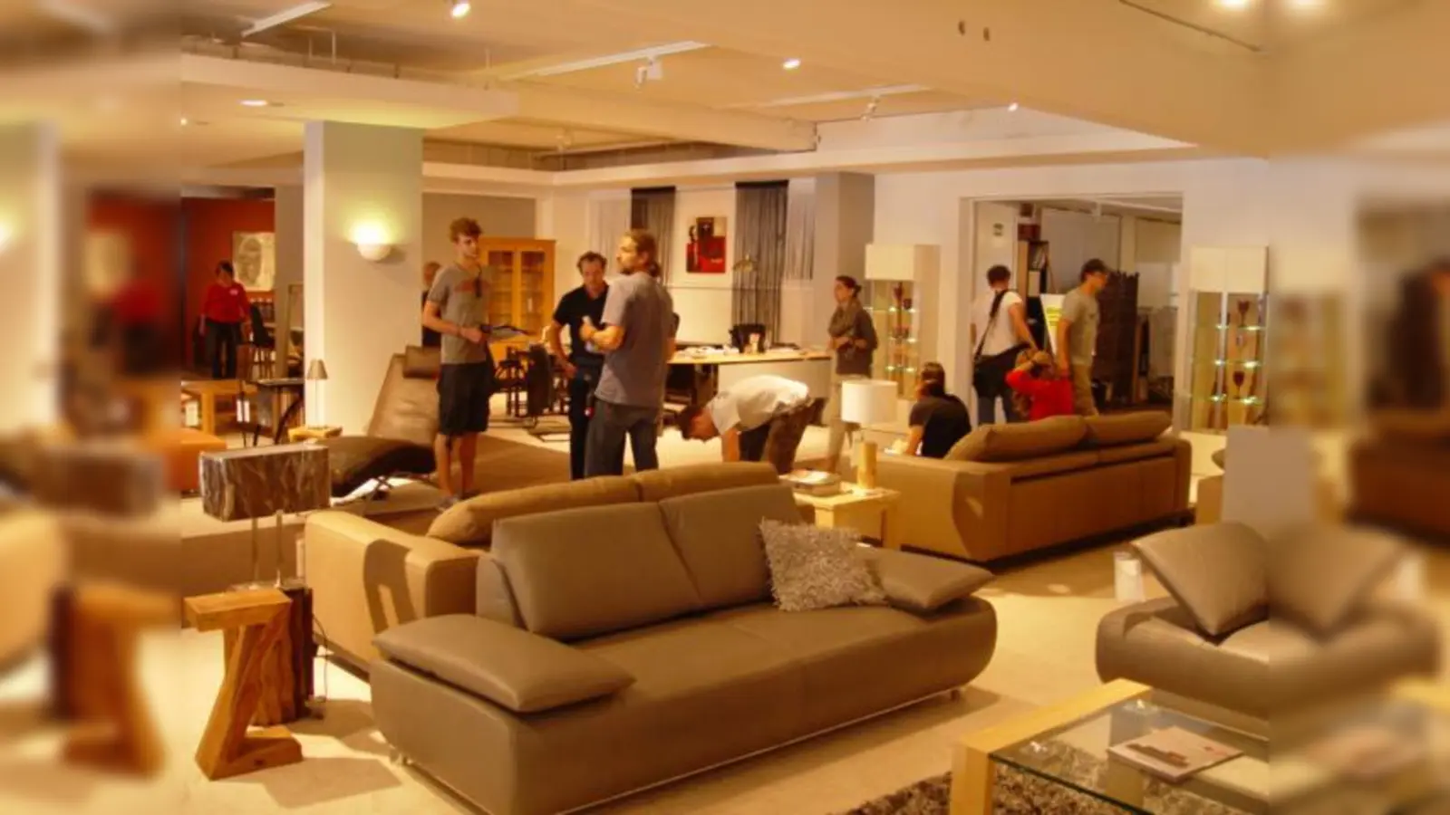 Dreharbeiten in der Möbelausstellung: Die Geschäftsräume von Möbel KESER sind Schauplatz von Szenen in der neuen Staffel der Krimiserie „K11”. (Foto: privat)