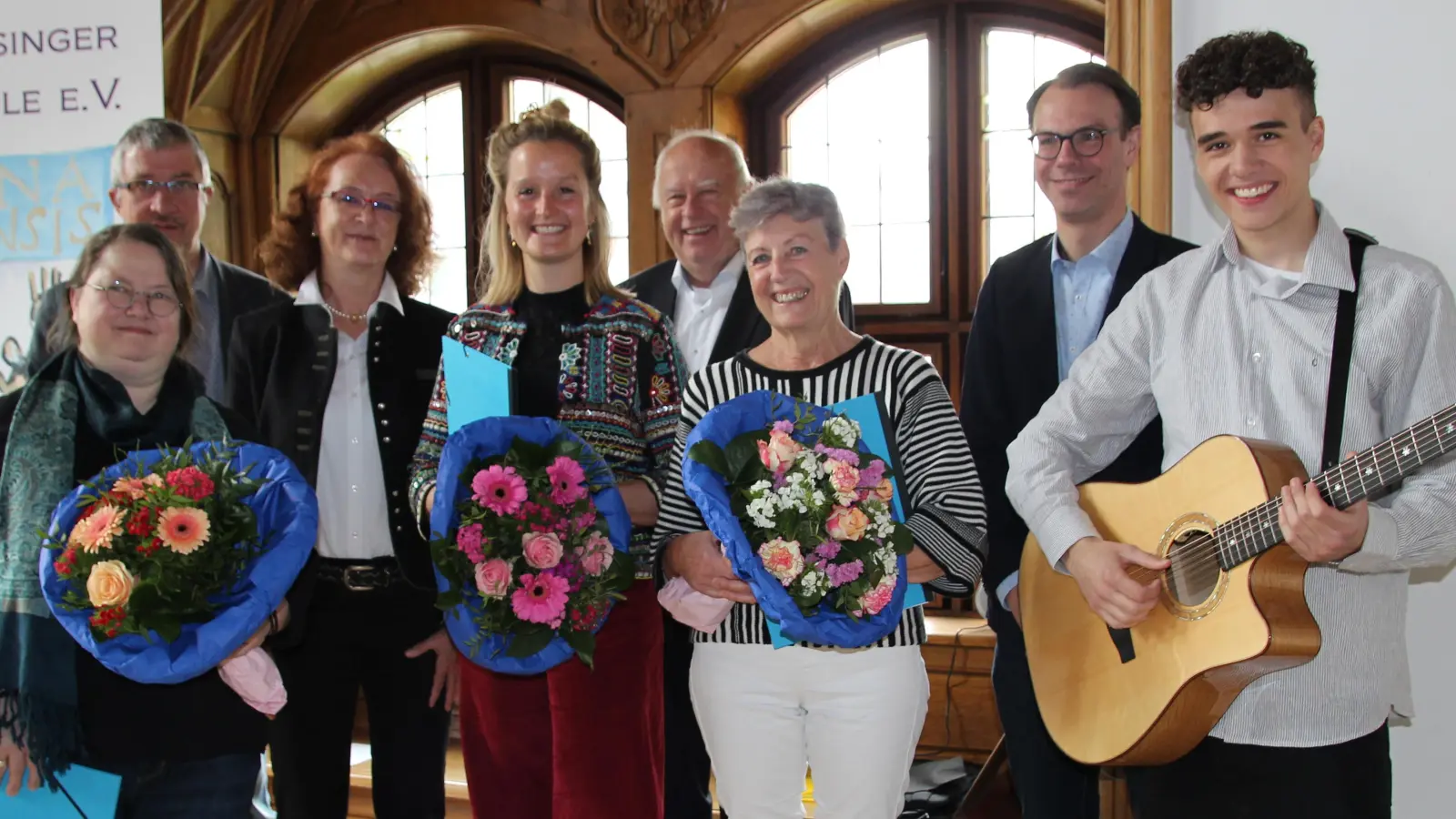 Preisträger und Vorstand des Vereins Pasinger Mariensäule (vorn von links): Anja Callam (Kultur), Pia Eisenhut (Förderpreis) und Christine Ambrusch (Kunst) und Levent Geiger sowie (hinten von links) Christian Müller, Maria Osterhuber-Völkl, Thomas Schmatz und Sven Wackermann. (Foto: Ulrike Seiffert)
