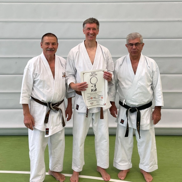 Freuten sich über die erfolgreiche Prüfung (v.l.): Lothar Ratschke, Thorsten Andresen und Fritz Oblinger. (Foto: 1. Budo-Verein Herrsching)