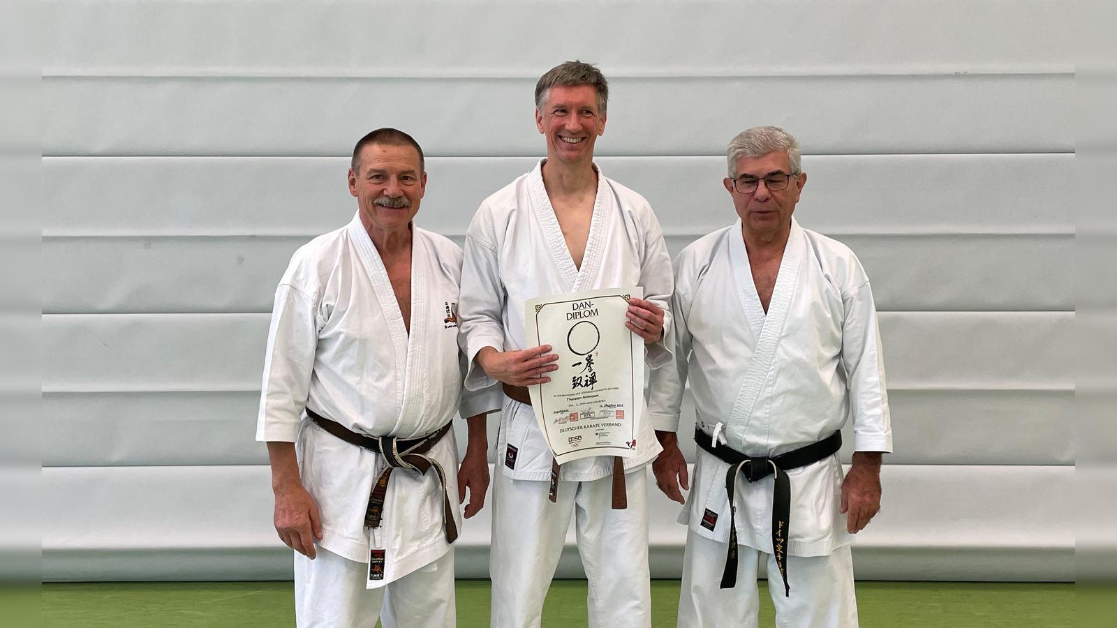 Neuer-Dan-Tr-ger-bei-den-Herrschinger-Karatekas