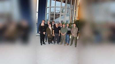 Der neue Naturschutzbeirat mit Landrat Martin Bayerstorfer (5. von links): Ursula Schmidt-Hoensdorf, Sascha Alexander, Rainer Mehringer, Brigitte Murla, Wolfgang Behn, Helmut Öttle, Lorenz Voithenleitner, Fritz Gruber, Jakob Maier und Dr. Klaus Ottis.  (Foto: LRA Erding)