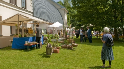 Der Johannismarkt am Schafhof ist wegen seiner besonderen Atmosphäre beliebt. (Foto: Wolfgang Englmaier)
