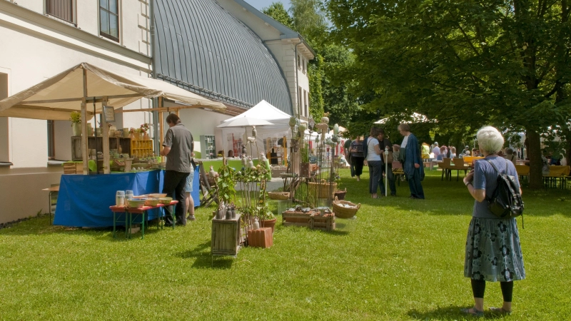 Der Johannismarkt am Schafhof ist wegen seiner besonderen Atmosphäre beliebt. (Foto: Wolfgang Englmaier)
