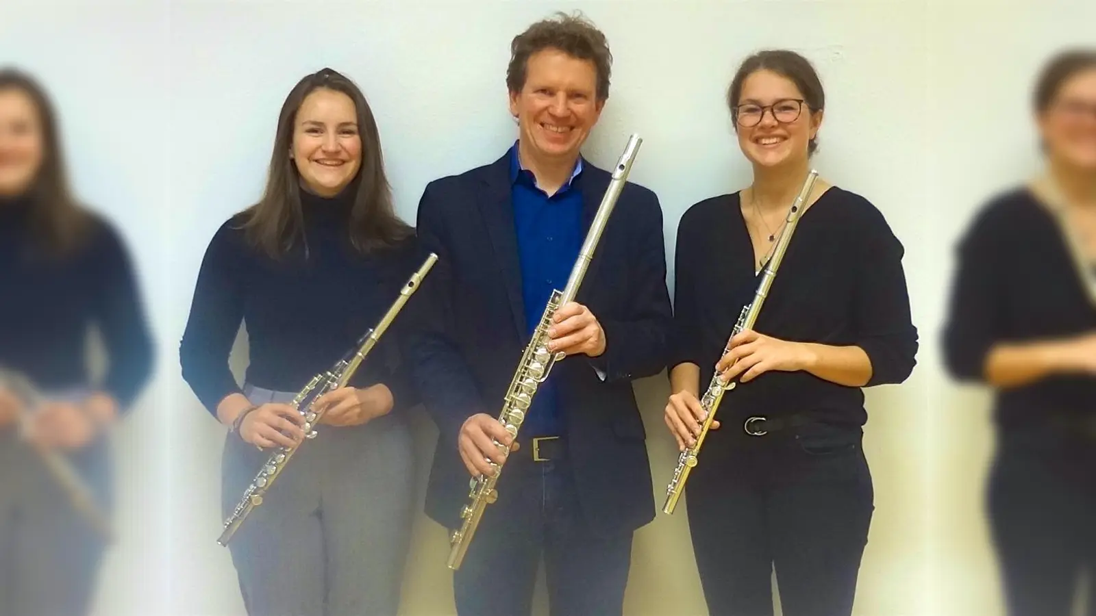 Andreas Haas, in der Gemeinde durch seine Timmy-Kinderkonzerte im Pfarrsaal Mariä Geburt bestens bekannt, musiziert beonders gerne mit zwei seiner Schülerinnen: Sarah Eisener (re) und Regina Walser. (Foto: VA)