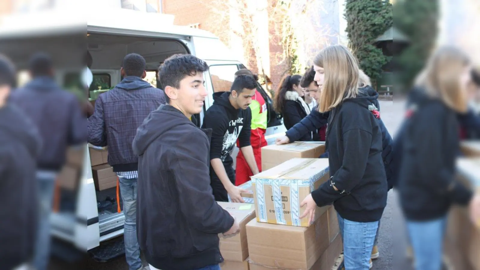 Schüler der internationalen Klassen 7ai und 9ai packten kräftig mit an. (Foto: Darwish/CvL)