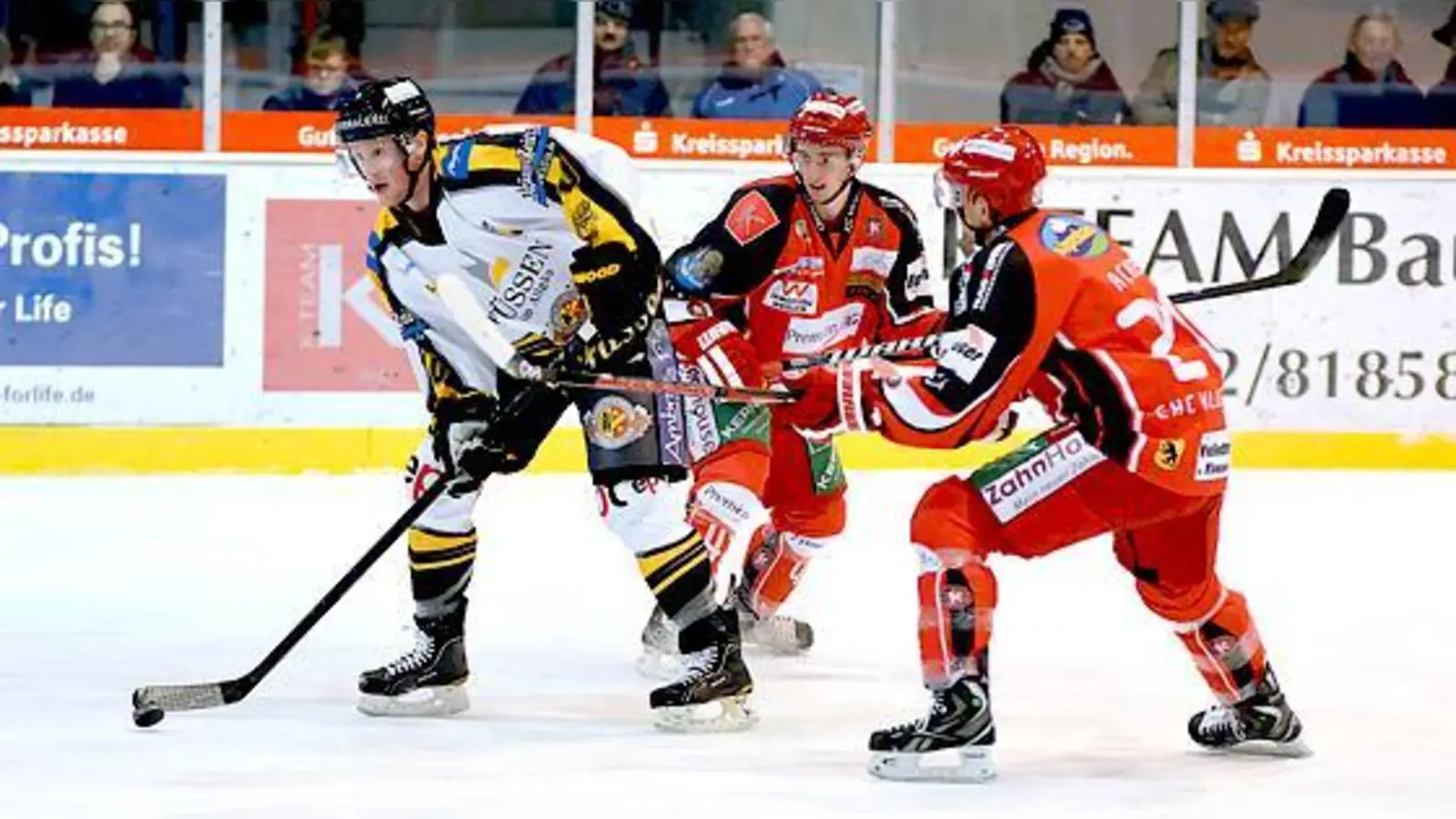 Verteidiger Dominik Unverzagt (hinten) und Kapitän Gert Acker, kümmern sich »liebevoll« um den Füssener NHL-Crack Erik Condra.	 (Foto: smg/Nicky Alexander)
