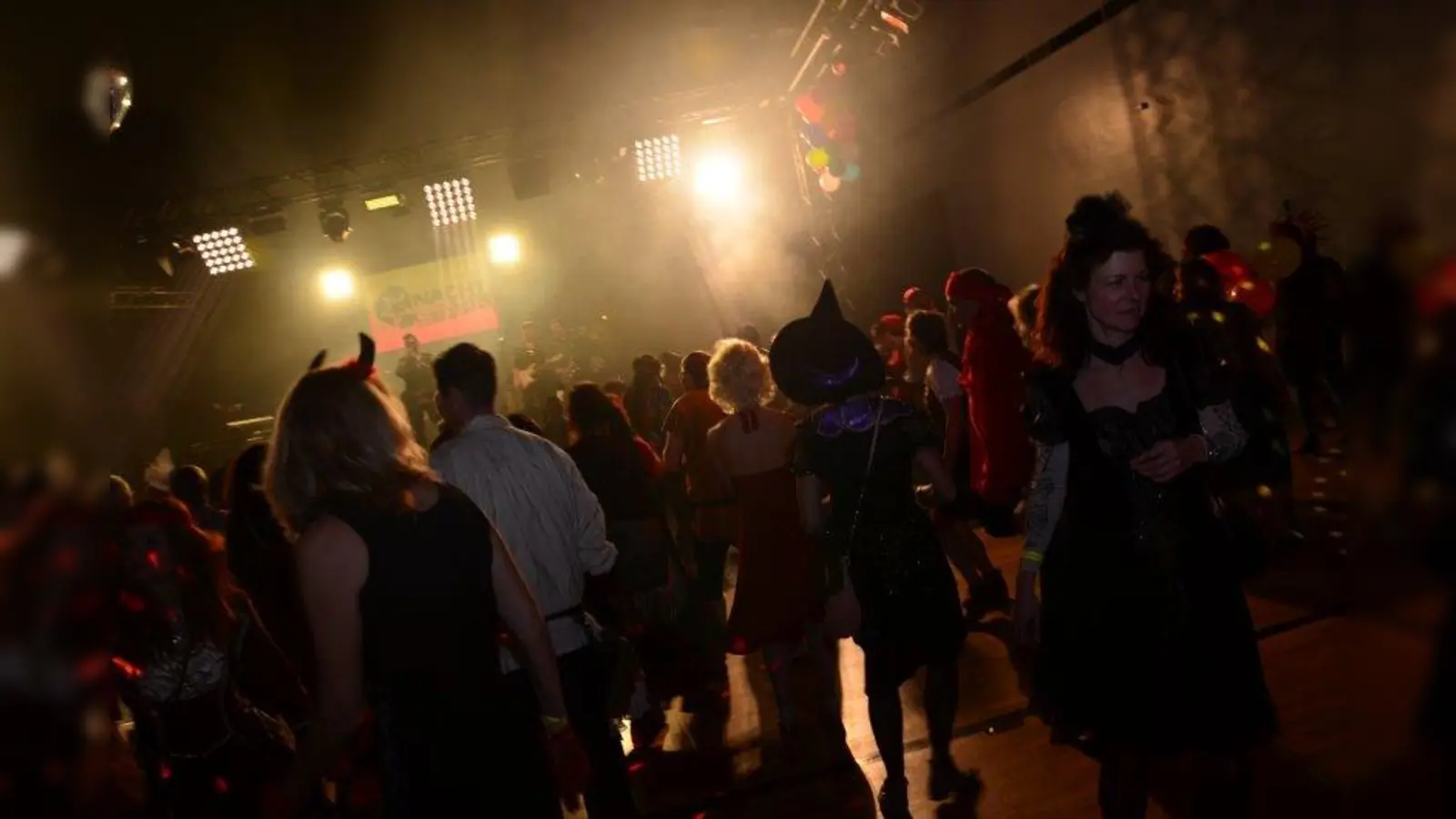 Erkennen konnte man fast niemanden der Partygäste, doch die Stimmung war großartig. (Foto: Essberger)