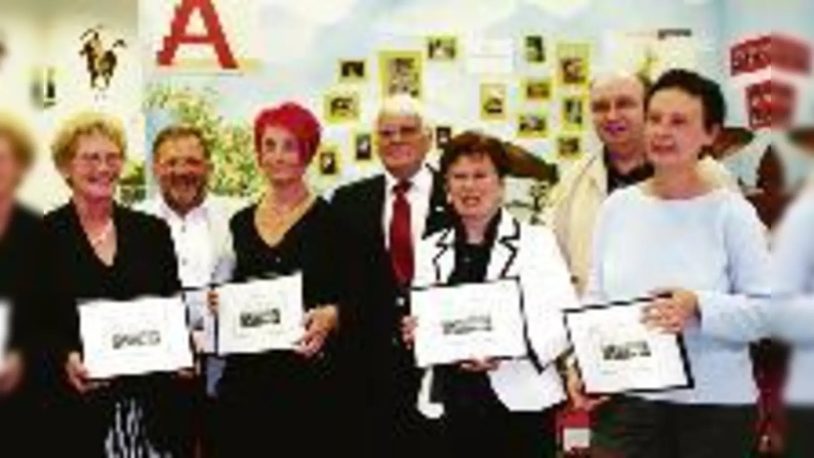 BA Vorsitzender Klaus Bode (Mitte) mit besonders engagierten Bürgerinnen und Bürgern: v. li. nach re.: Solveig Gruber, Dr. Ulrich Knauer, Renata Battistel, Gertrud Schermer, Jürgen Martens, Ivana Viazzi.  (Foto: ak)