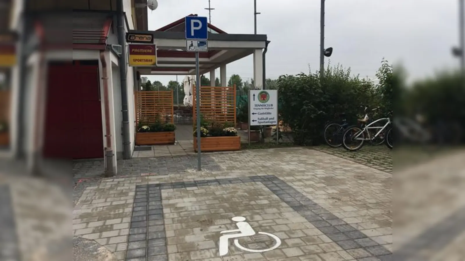 Neuer eingangsnaher Behinderten- Stellplatz beim Sportpark in Grasbrunn.	 (Foto: privat)