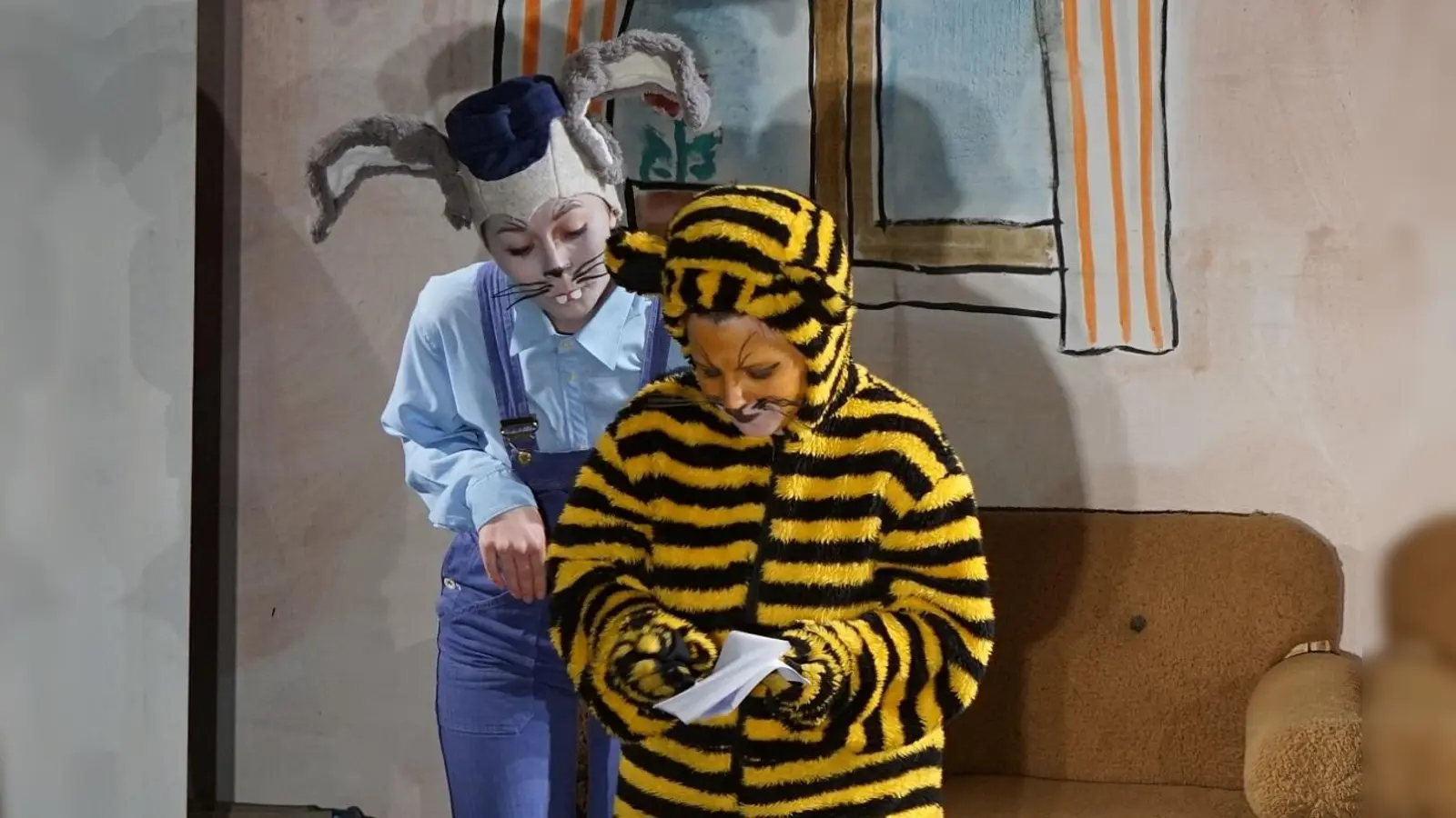 Der kleine Tiger freut sich über einen Brief. (Foto: VA)