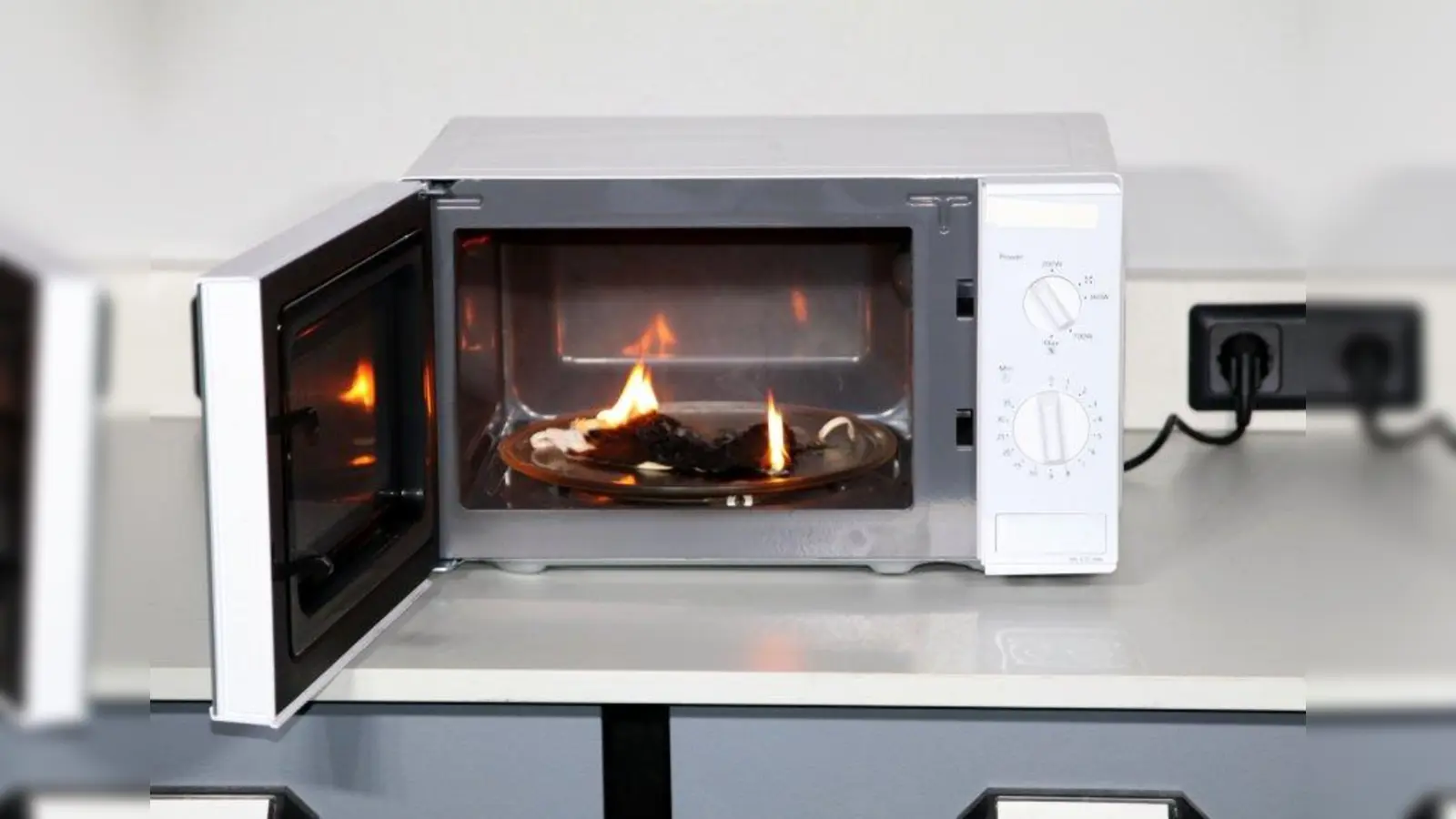 Mundschutz mit Drahtbügeln darf man nicht in der Mikrowelle &amp;quot;desinfizieren&amp;quot;, weil er Feuer fangen kann. (Foto: IFS)