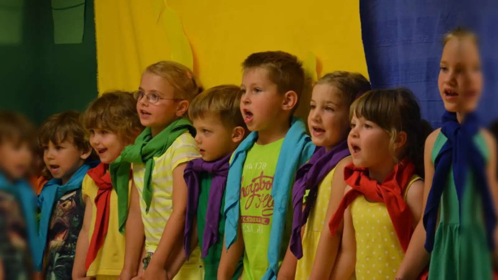 Schwungvoll setzten die „Bärchen” die Geschichte vom „Vier-Farben-Land” als Musical um. (Foto: pi)