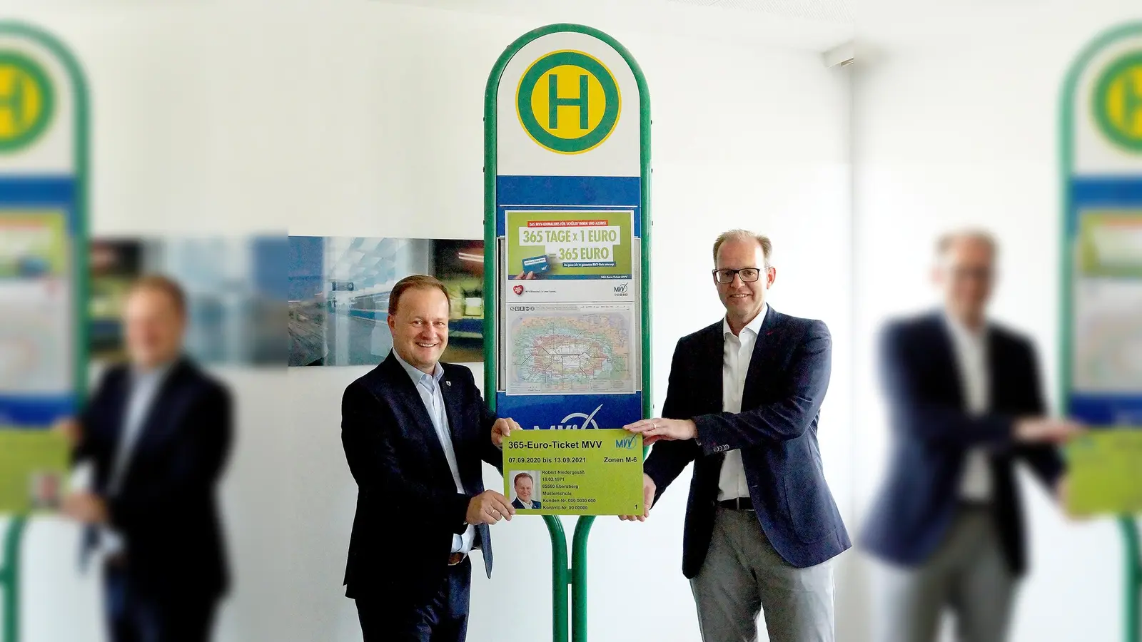 Ebersberg Landrat Robert Niedergesäß, Sprecher der MVV-Landkreise, hat sich das neue Ticket schon angesehen und ist begeistert.  (Foto: MVV)