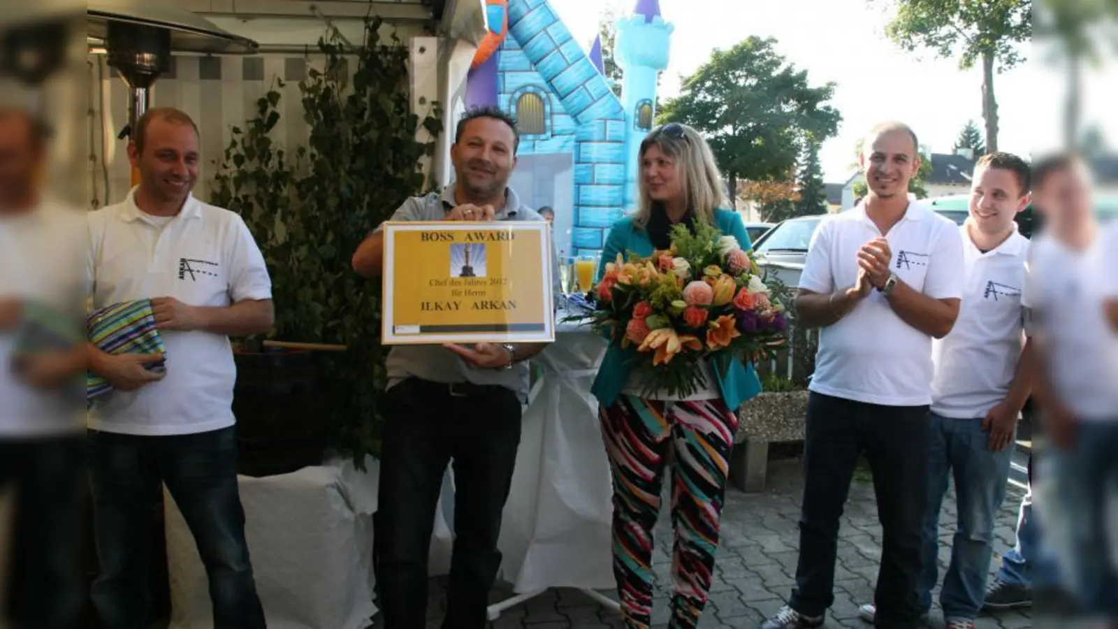 Die Umzugsfeier des Malerbetriebs Arkan, der nun in der Landsberger Straße 51 in Germering ansässig ist, war ein voller Erfolg. Inhaber Ilkay Arkan wurde mit dem „Boss Award” gekürt. Seine Frau Katja Terhürne-Arkan erhielt einen Blumenstrauß. (Foto: pi)