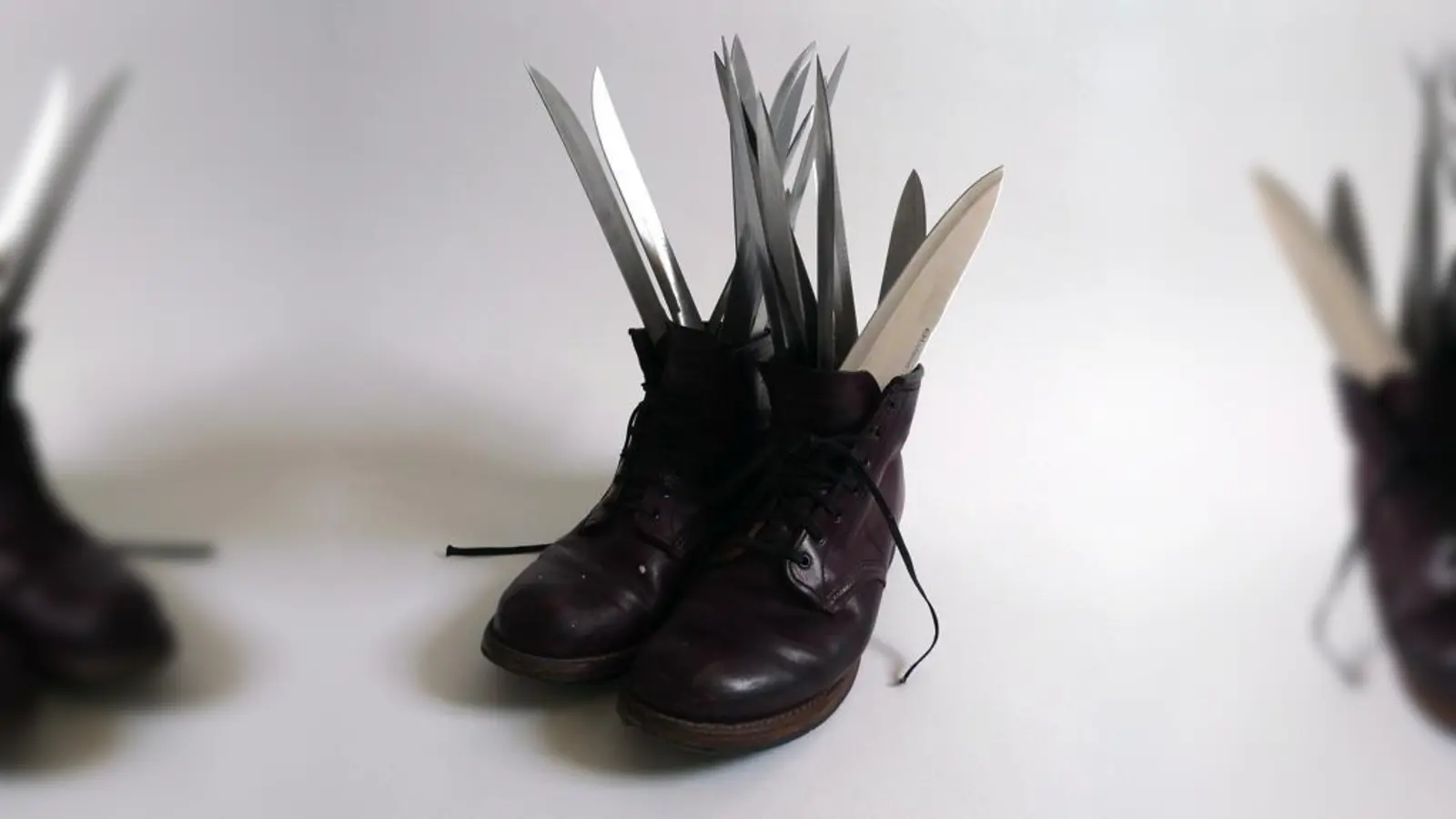 Suicide Division von Bo Christian Larsson aus Lederschuhen, 14 Küchenmessern und Zucker.  (Foto: VA)