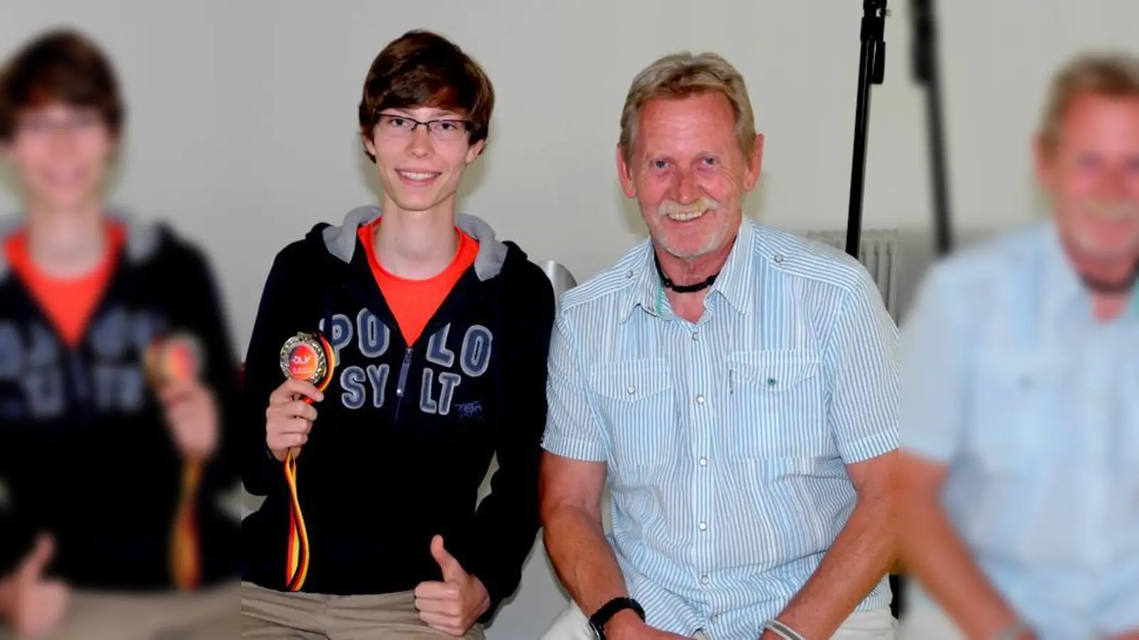 In der Hand die Silberne von der Deutschen Meisterschaft, im Kopf die Goldene, die er sich gerne am Wochenende in Wetzlar holen würde: Tobias Potye und sein Trainer Manfred Knopp.	 (Foto: Gabriele Heigl)