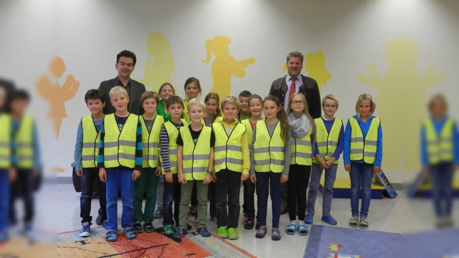 Rektor Franz Mitterer (links) und 1. Bürgermeister Zipfel überreichten den Streitschlichtern die gelben Westen. (Foto: pi)