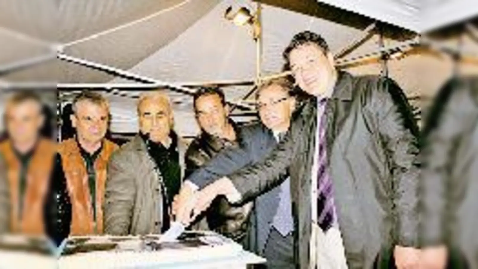 Bürgermeister Thomas Loderer (re.) und sein griechischer Amtskollege Panagiotis Anagnostaras sowie weitere Gemeindevertreter aus Nauplia beim Anschneiden der Geburtstagstorte zum 30-jährigen Partnerschafts-Jubiläum.   (Foto: privat)