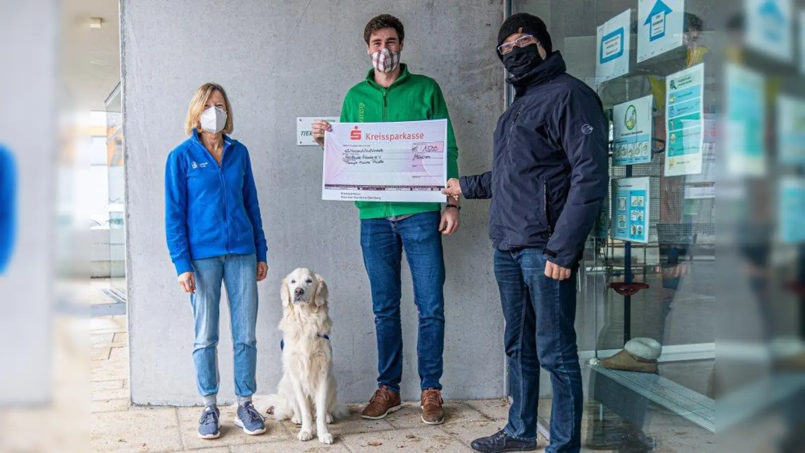 Scheckübergabe: v.l. Sabine Wolf (Hundetherapeutin und Förderstätten-Mitarbeiterin Helfende Hände) mit Luna (Therapiehund), Nicolas Arndt (Geschäftsführer Fressnapf-Gruppe München) und Reinhard Mußemann (Geschäftsführer Helfende Hände). (Foto: Oliver Heuft/ Helfende Hände)