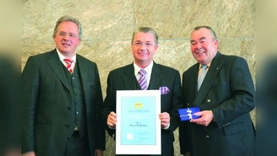 Der Regierungspräsident von Oberbayern Christoph Hillenbrand (li.), Bäckermeister Heinz Hoffmann (Mitte) und der Präsident der Handwerkskammer, Heinrich Traublinger, bei Ehrung in der Handwerkskammer. (Foto: pi)