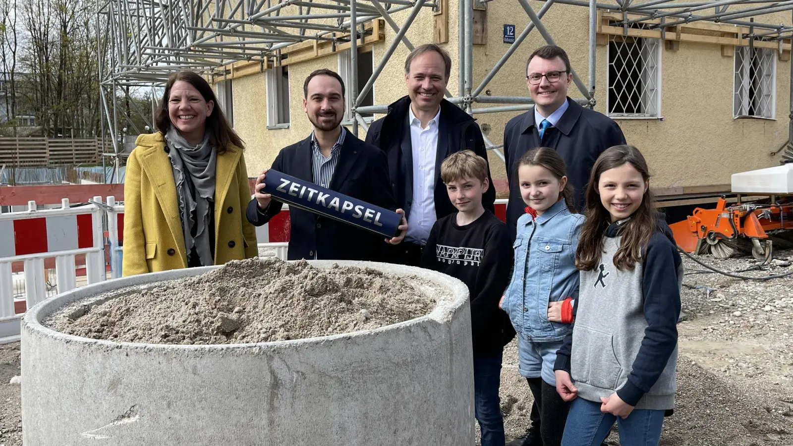 Freuten sich über die Grundsteinlegung für den Erweiterungsbau des Neubiberger Rathauses (v.l.) Architektin Angela Spreen, Bürgermeister Thomas Pardeller, Architekt Jan Spreen, Archivar Christian Petrzik sowie die Vertreter der 4c Lucas, Paulina und Madita.  (Foto: hw)
