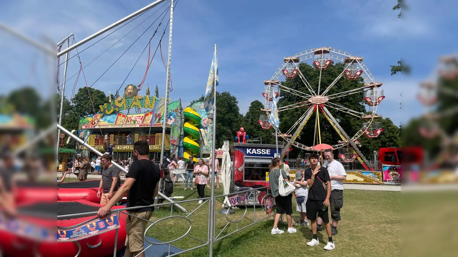 Das Riesenrad erlaubt einen Blick übers ganze Festgelände. (Foto: bb)