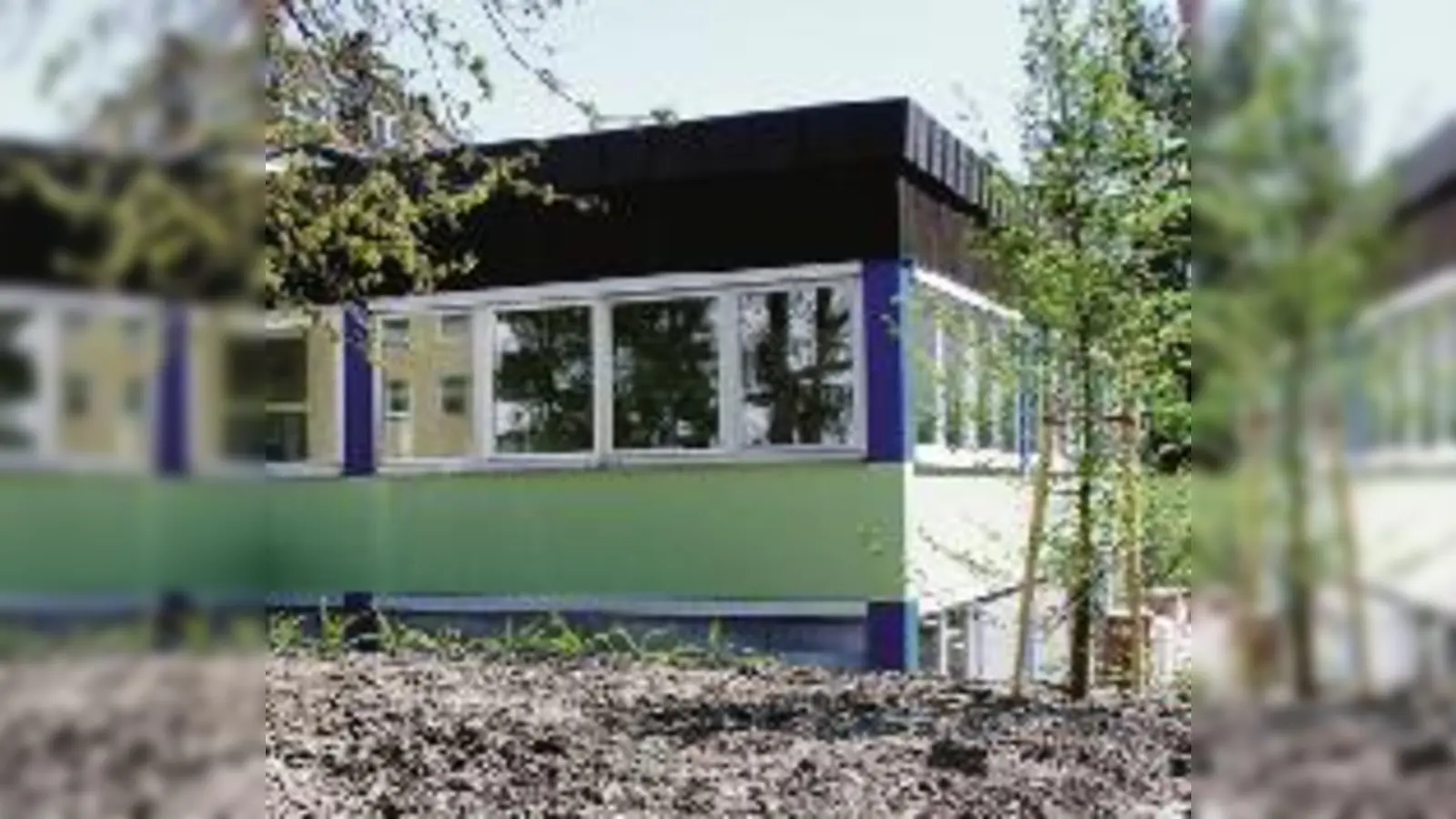 Dort wo heute noch trostlose Landschaft und gähnende Leere zu sehen sind, sollen ab September Kinder spielen. Der Außenbereich wird derzeit neu bepflanzt und kindgerecht umgebaut. 	 (Foto: Kinderzentren e.V.)