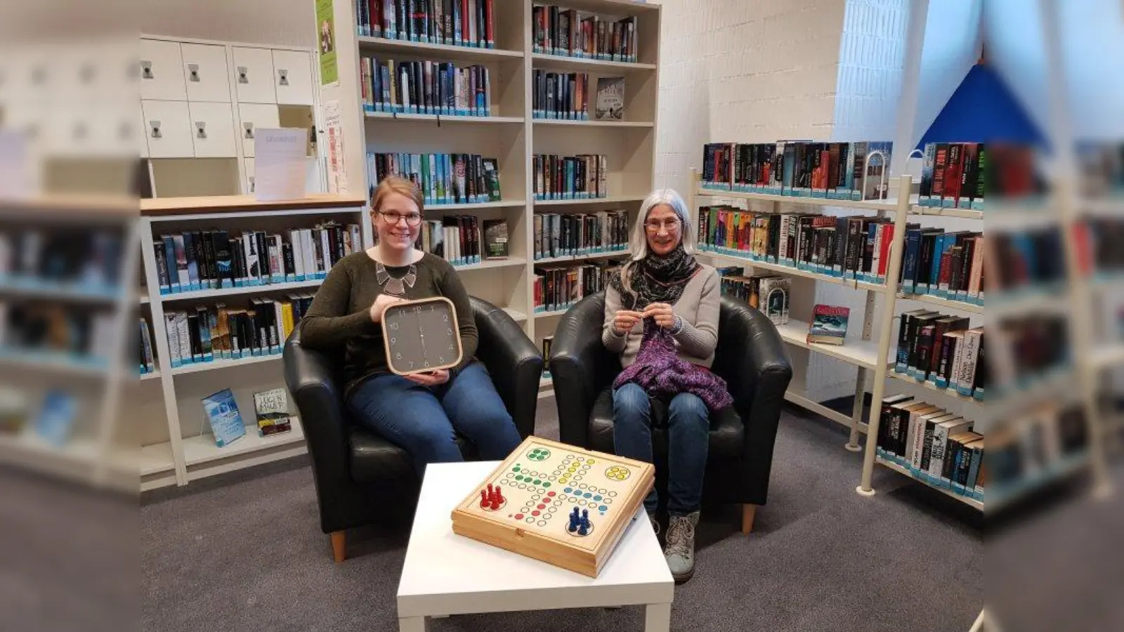 Ulrike Göpfert an der Stricknadel (rechts), und die begeisterte Brettspielerin Sandra Knittel. (Foto: Stadtbücherei Weilheim)
