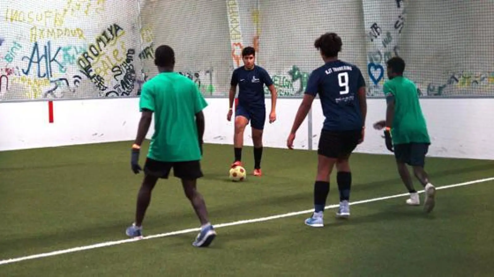Fußball ohne Grenzen: Bereits zum vierten Mal wird ein Teil des Turniers auf dem Kunstrasenplatz der LOK Arrival in der Bayernkaserne ausgetragen. So bringt der KJR junge Geflüchtete und Münchner Jugendliche zusammen.  (Foto: Adele Rager)