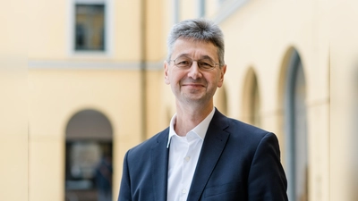 Staatsminister Prof. Dr. Michael Piazolo hat erklärt, dass die Abschlussklassen ab dem 27. April wieder in die Schulen gehen dürfen.  (Foto: Andreas Gebert)