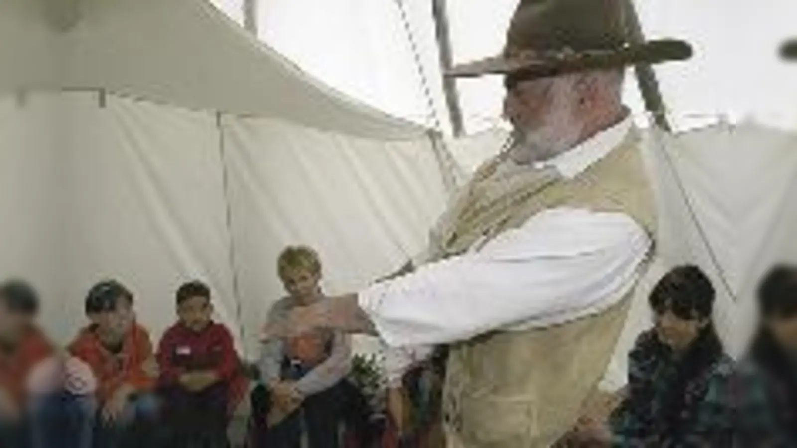 Reinhold Maier alias »Ink« berichtet über das Leben und die Kleidung der Cowboys.   (Foto: Tränkel)