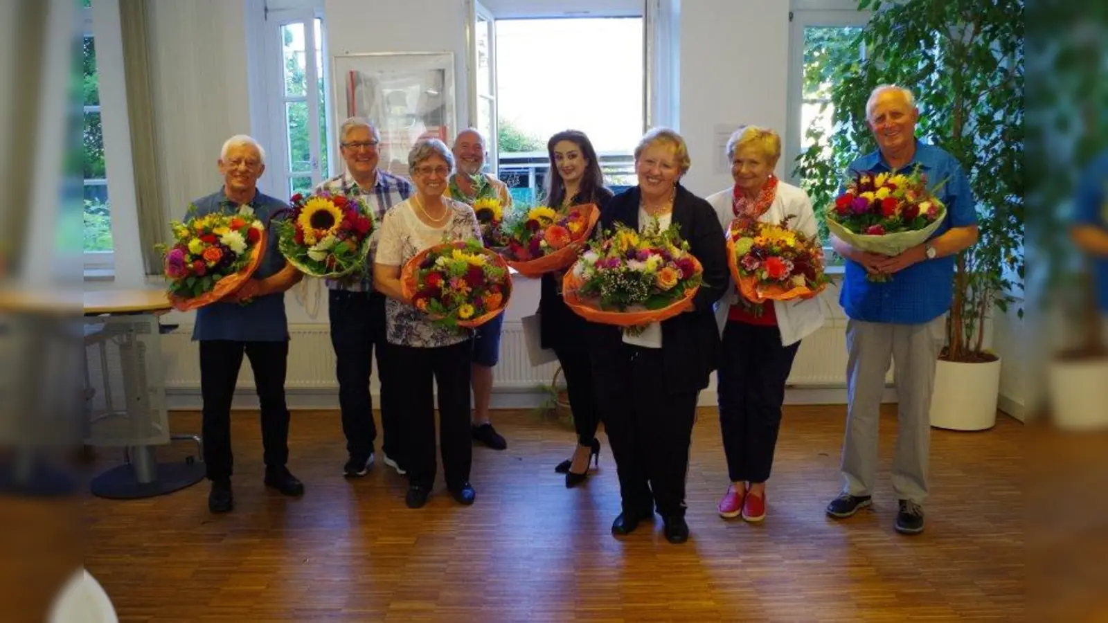 Sieben Gruppengründer und Leiter durften sich jüngst über die Auszeichnung „München dankt“ freuen, die im Selbsthilfezentrum München (Westendstraße 68) von Fritz Letsch (4. von links), Vorsitzender des Trägervereins FöSS e.V., überreicht wurde. (Foto: kö)