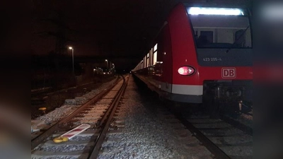 Zwei Warnbaken im Gleis beeinträchtigten den S-Bahnverkehr auf der Linie 8. (Foto: Bundespolizei)