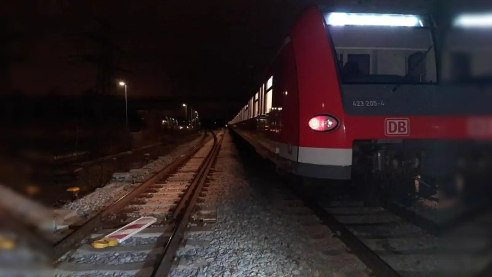 Zwei Warnbaken im Gleis beeinträchtigten den S-Bahnverkehr auf der Linie 8. (Foto: Bundespolizei)