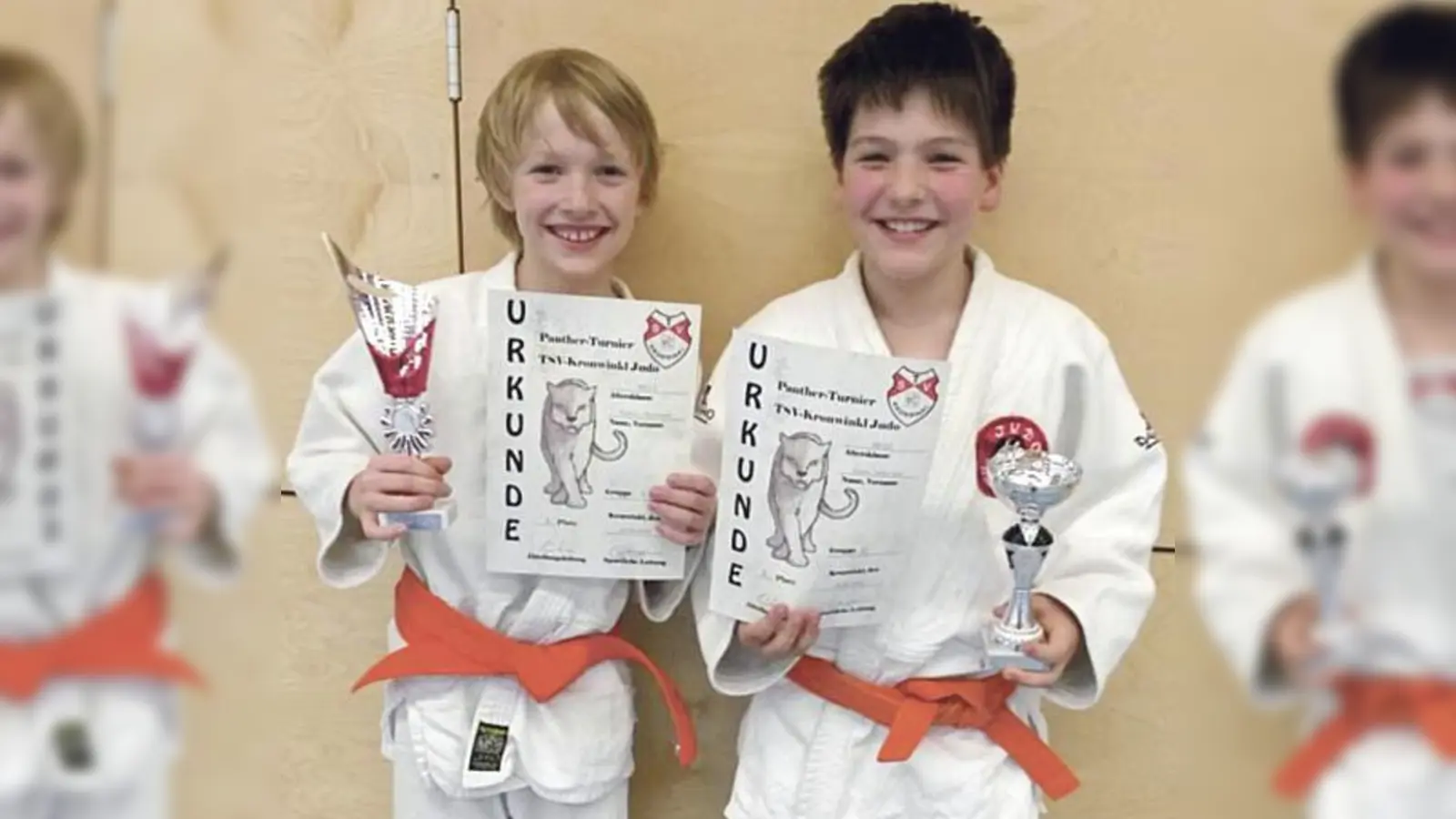 Norman Endres (l.) und Sebastian Kaun zeigten gern ihre Pokale.	 (Foto: Verein)