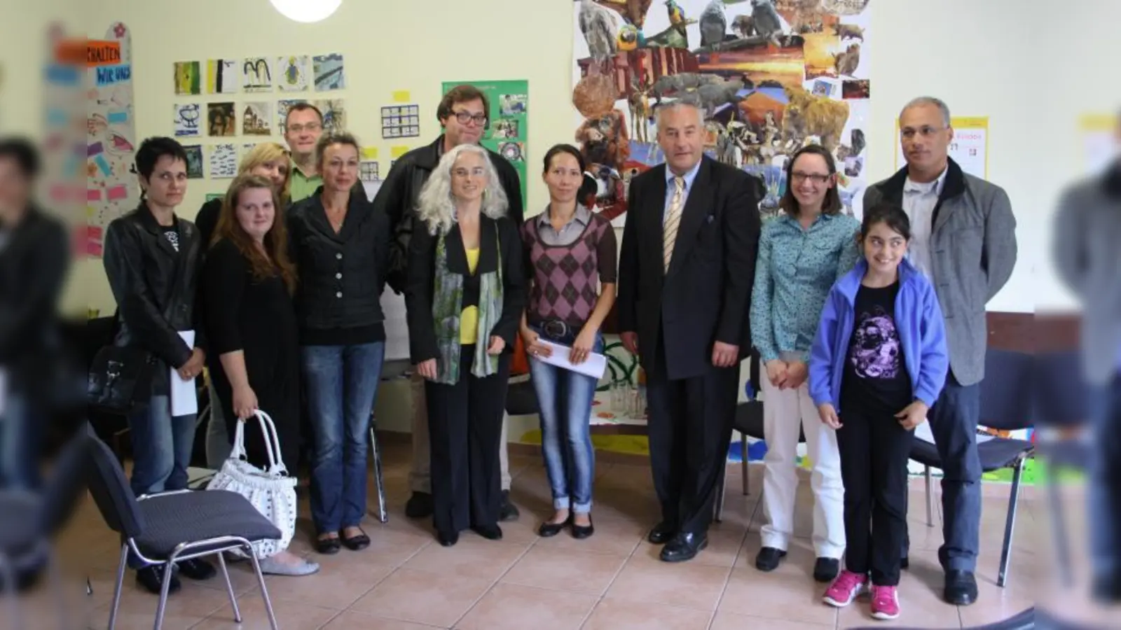 Staatsminister Dr. Ludwig Spänle (4.v.r.) hörte sich die Sorgen der Eltern im Arnulfpark an und versprach sich für einen Hort einzusetzen. (Foto: pi)