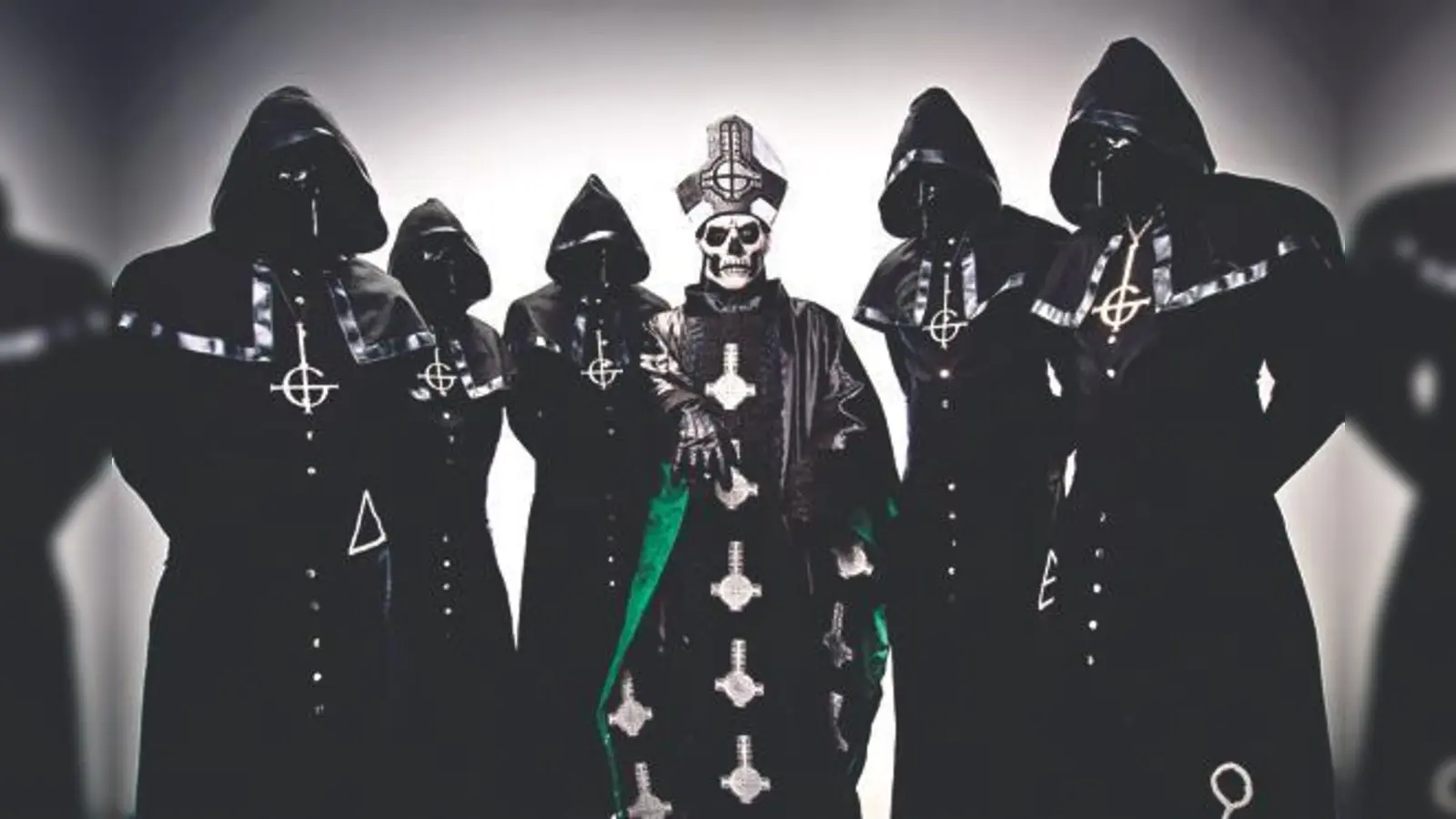 Ghost stammen aus Linköping in Schweden und treten immer anonym und mit Masken auf. In der Mitte Frontsänger »Papa Emeritus II«.	 (Foto: VA)