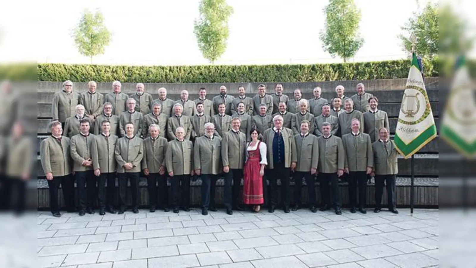 Seinen 111. Geburtstag feiert der Männergesangverein Aschheim mit einem zweitägigen Fest. Eine Besonderheit der Sänger ist ihre weibliche Chorleiterin: Conny Gohlke.	 (Foto: Herbert Wirtz)